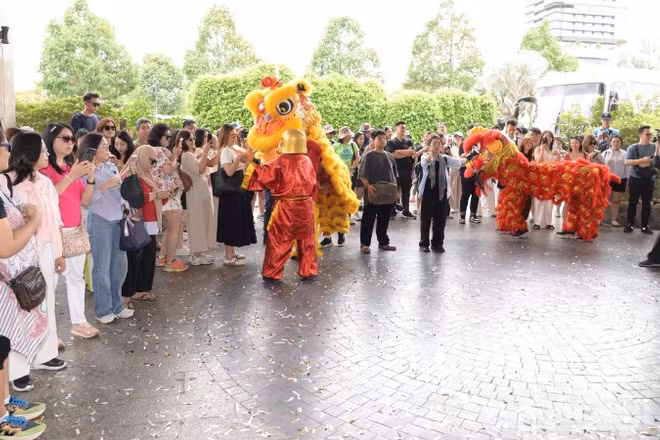 Đoàn du khách đến từ Indonesia thích thú xem biểu diễn múa lân tại Cảng Du thuyền Mỹ Tho.