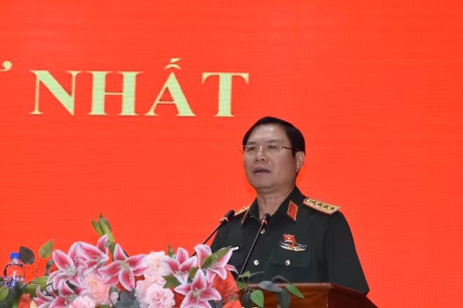 Đại tướng Nguyễn Tân Cương phát biểu tại buổi tiếp xúc cử tri trên địa bàn tỉnh Đồng Tháp.