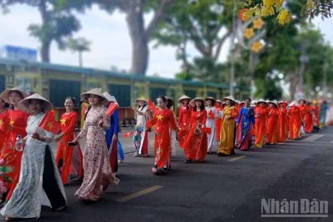 Hội viên Hội Phụ nữ tỉnh Đồng Tháp trong tà áo dài diễu hành trên đường Tết Mậu Thân, phường Đạo Thạnh, tỉnh Đồng Tháp.