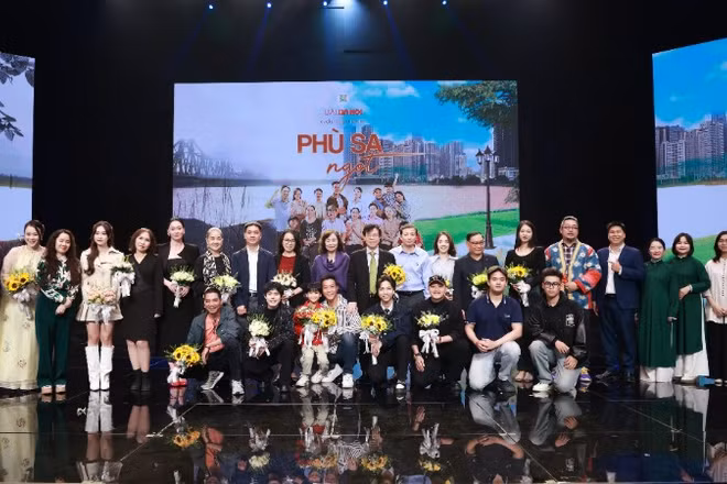 Các nghệ sĩ, diễn viên và ekip thực hiện phim "Phù sa ngọt" của Đài Phát thanh và Truyền hình Hà Nội.
