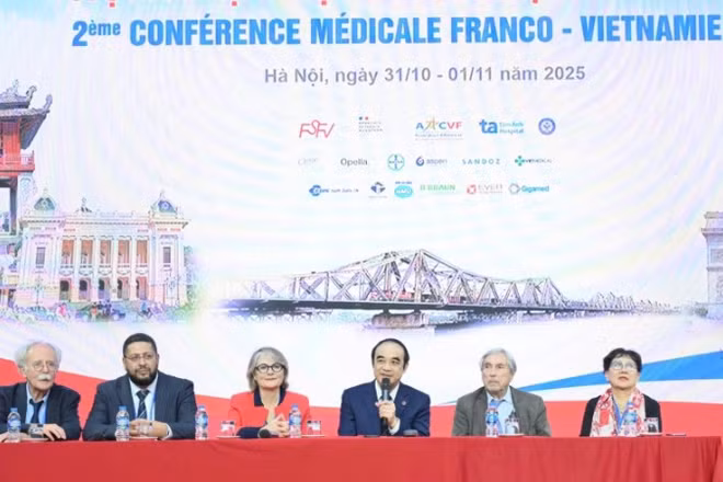 Chủ tọa đoàn phiên toàn thể Hội nghị Y học Pháp-Việt lần thứ 2.