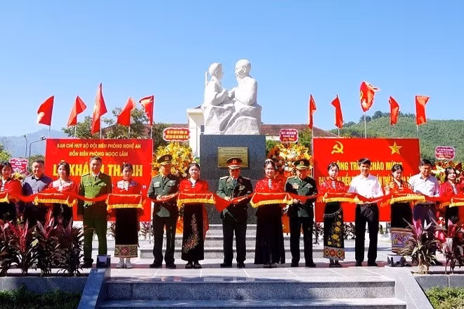 Các đại biểu cắt băng khánh thành thành tượng đài “Bác Hồ với chiến sĩ Biên phòng”.