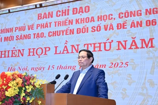 Thủ tướng Chính phủ Phạm Minh Chính phát biểu ý kiến chỉ đạo tại Phiên họp lần thứ năm Ban Chỉ đạo của Chính phủ về phát triển khoa học công nghệ, đổi mới sáng tạo, chuyển đổi số và Đề án 06. (Ảnh: TRẦN HẢI)