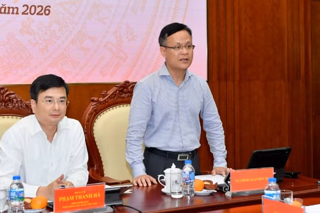 Ông Phạm Chí Quang (bên phải), Vụ trưởng Chính sách tiền tệ (Ngân hàng Nhà nước).
