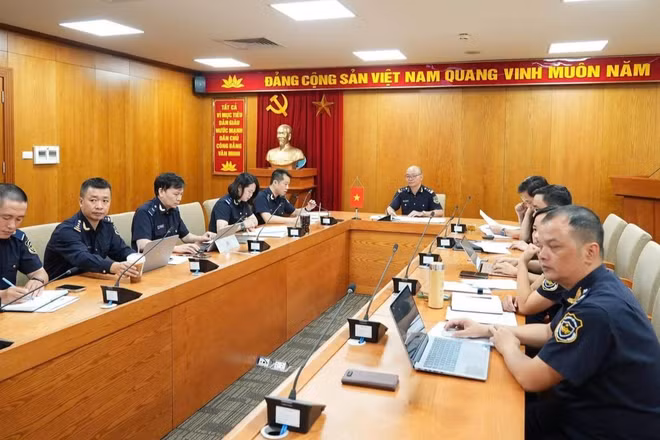 Các đại biểu phía Việt Nam tham dự cuộc họp trực tuyến với Hải quan Nam Ninh (Trung Quốc) về phối hợp triển khai cửa khẩu thông minh tại trụ sở Cục Hải quan. (Ảnh: CHQ)