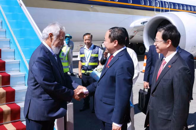 Bộ trưởng Khoa học và Công nghệ Vũ Hải Quân đón Thủ tướng Timor-Leste Kay Rala Xanana Gusmão tại sân bay quốc tế Nội Bài (Hà Nội). (Ảnh: Phạm Kiên/TTXVN) 