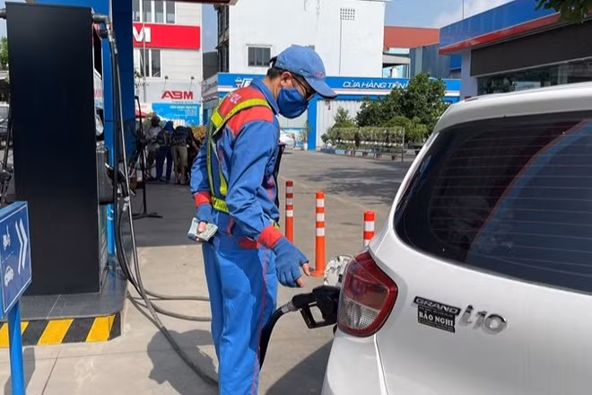 Kéo dài hỗ trợ thuế xăng dầu nhằm giảm áp lực chi phí cho người dân và doanh nghiệp. (Ảnh: KD)