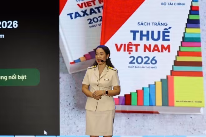 Đại diện Cục Thuế giới thiệu nội dung Sách Trắng Thuế Việt Nam 2026. 