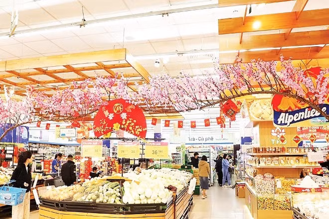 Hoạt động bán lẻ diễn ra sôi động tại các siêu thị, trung tâm thương mại. (Ảnh: Báo Nhân Dân)