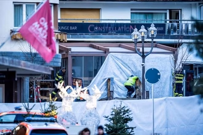 Hiện trường vụ cháy nổ quán bar Le Constellation. (Ảnh: TTXVN phát)