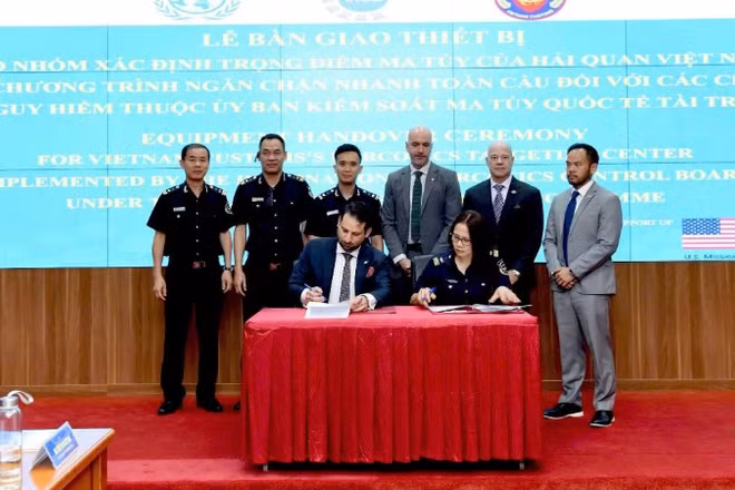 Lễ bàn giao thiết bị cho Nhóm xác định trọng điểm ma túy của Hải quan Việt Nam. 