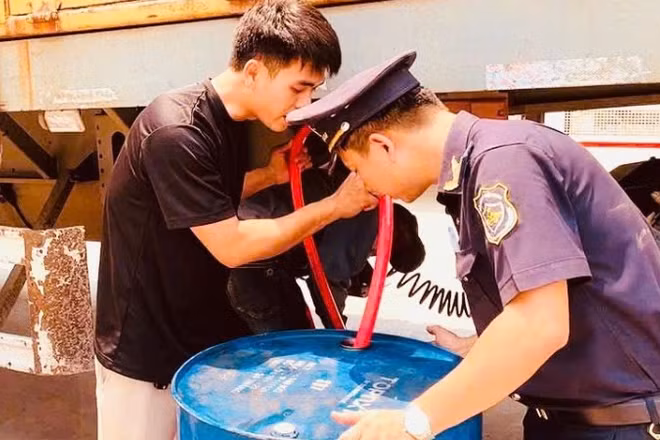 Lực lượng hải quan kiểm tra phương tiện, phát hiện hành vi cất giấu, vận chuyển trái phép dầu diesel qua cửa khẩu quốc tế Lao Bảo.