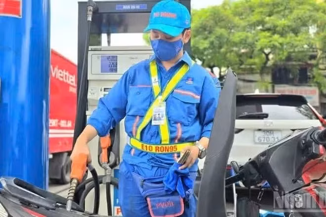 Xăng E10 đang được triển khai phân phối rộng rãi trên cả nước theo lộ trình của Chính phủ. (Ảnh: BÁO NHÂN DÂN) 