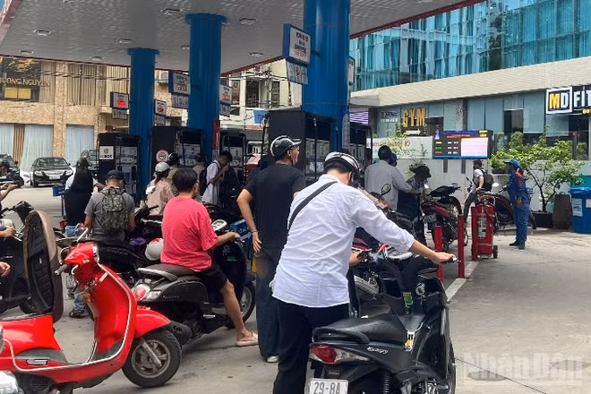 Người dân mua xăng tại một cửa hàng bán lẻ ở Hà Nội trong bối cảnh giá xăng dầu trong nước biến động mạnh theo thị trường thế giới. (Ảnh: Minh Phương)