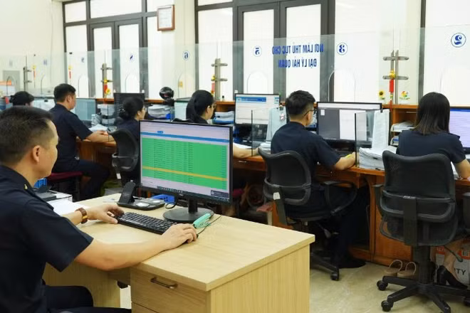 Công chức hải quan kiểm tra hồ sơ, giám sát hàng hóa tại cửa khẩu. 