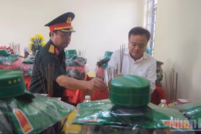 Phó Chủ tịch Ủy ban nhân dân tỉnh Quảng Trị Lê Đức Tiến cùng Đại tá Lê Hồng Việt, Chính ủy Bộ Chỉ huy quân sự tỉnh Quảng Trị dâng hương tri ân các anh hùng liệt sĩ.