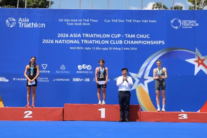 Lãnh đạo Sở Văn hóa và Thể thao tỉnh Ninh Bình trao giải cho vận động viên đạt thành tích cao.