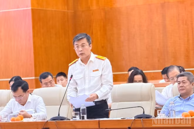 Ông Lê Long – Phó Cục trưởng Cục Thuế phát biểu tại buổi họp báo. 
