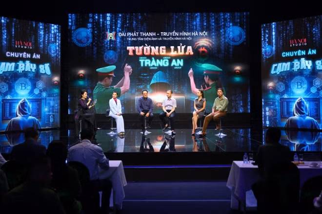 Ê-kíp thực hiện phim "Tường lửa Tràng An" giao lưu tại lễ giới thiệu và khởi động phim.