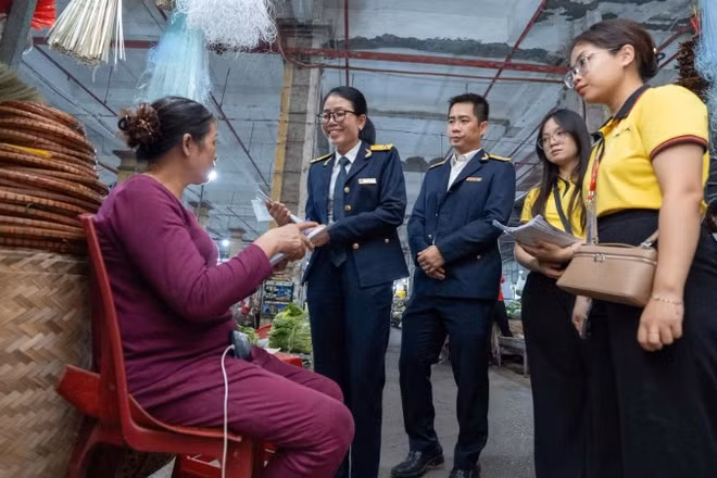 Ngành Thuế tăng cường hỗ trợ hộ kinh doanh trong quá trình chuyển đổi sang phương thức quản lý thuế hiện đại.