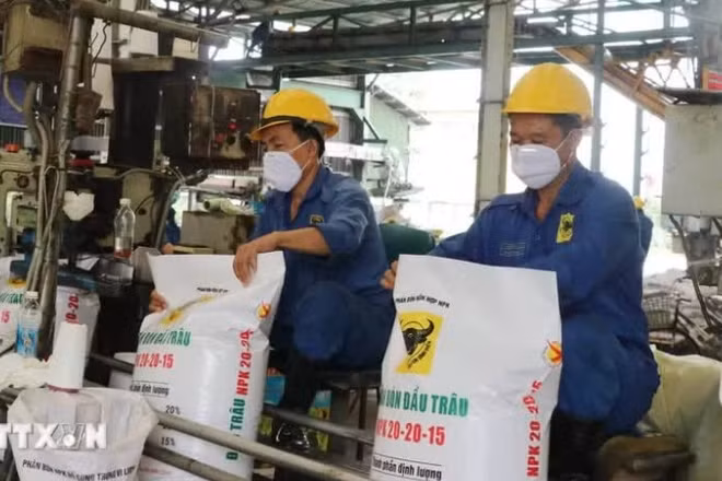 Hoạt động sản xuất phân bón tại một doanh nghiệp trong nước (Ảnh: TTXVN) 