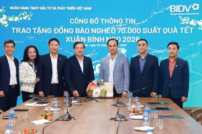 Đại diện BIDV cùng Mặt trận Tổ quốc Việt Nam tại buổi công bố thông tin trao tặng đồng bào nghèo 70.000 phần quà Tết nhân dịp Xuân Bính Ngọ 2026.