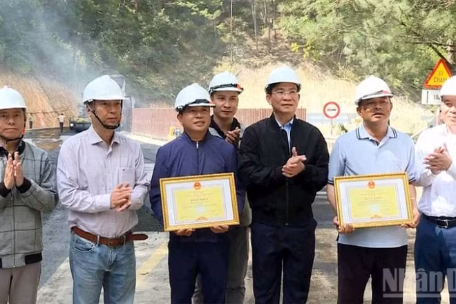 Chủ tịch Ủy ban nhân dân tỉnh Lâm Đồng Hồ Văn Mười (thứ ba, bên phải) trao bằng khen tặng các đơn vị có thành tích xuất sắc trong khắc phục sự cố sạt lở đèo Mimosa.