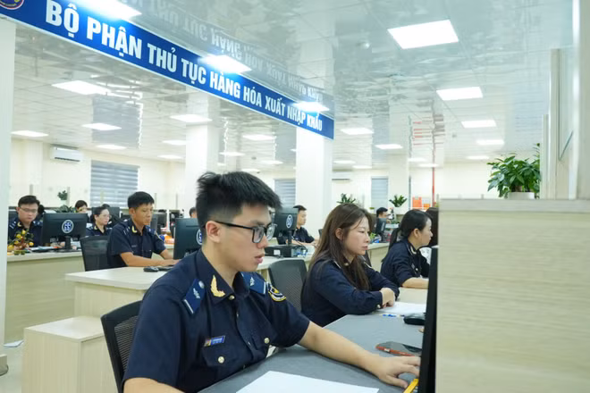 Hoàn thiện chính sách thuế góp phần tạo thuận lợi cho hoạt động xuất khẩu, nhập khẩu của doanh nghiệp. (Ảnh: CHQ)