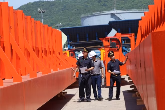 Lực lượng hải quan thực hiện thủ tục kiểm tra, giám sát hàng hóa xuất khẩu, nhập khẩu. 