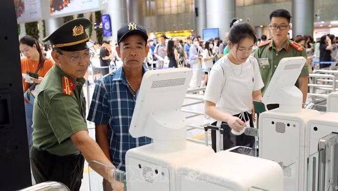 Việc kết nối dữ liệu điện tử góp phần nâng cao hiệu quả quản lý xuất nhập cảnh và nghĩa vụ thuế. (Ảnh: TTXVN) 