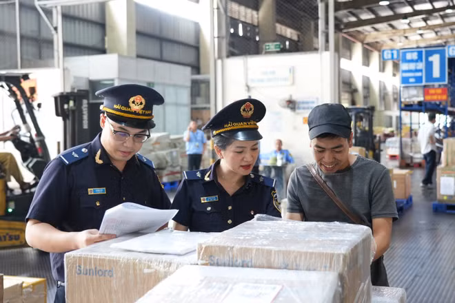 Cơ quan hải quan thực hiện kiểm tra, giám sát hàng hóa xuất nhập khẩu. (Ảnh: CHQ)