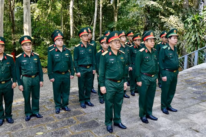 Đoàn công tác Bộ Tư lệnh Thành phố Hồ Chí Minh về nguồn tại Di tích lịch sử Chiến khu Đ. (Ảnh: HỮU TÂN)