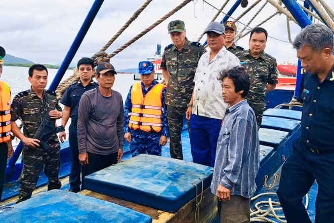 Lực lượng chức năng kiểm tra tàu cá vận chuyển khoảng 30.000 lít dầu DO không rõ nguồn gốc.