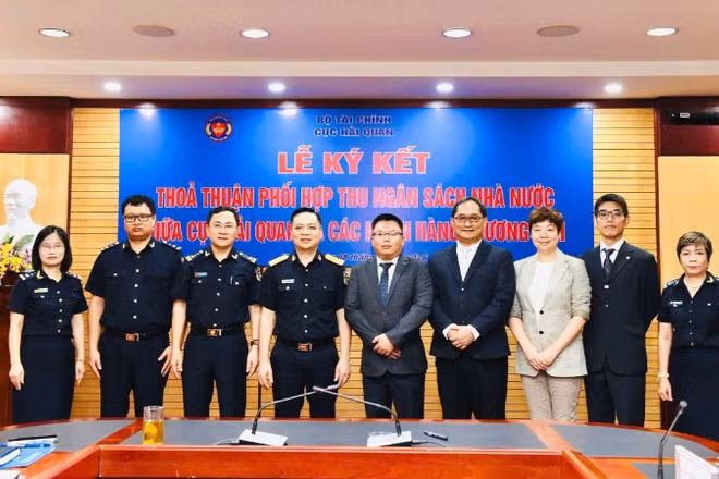 Đại diện Cục Hải quan và lãnh đạo 4 ngân hàng tham gia ký kết hợp tác thu ngân sách. (Ảnh: CHQ)