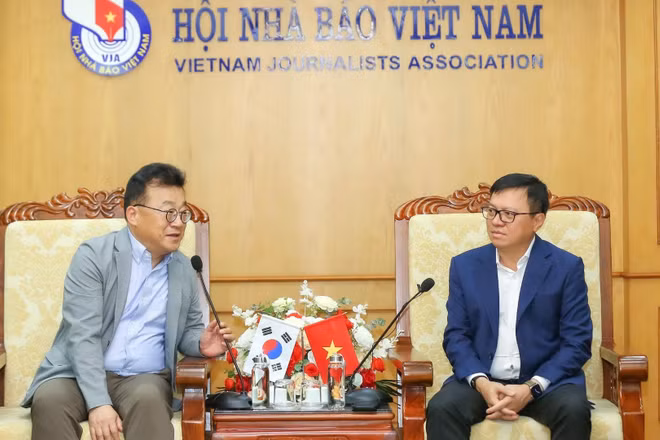 Ông Park Jong Hyun, Chủ tịch Hội Nhà báo Hàn Quốc và ông Lê Quốc Minh, Ủy viên Trung ương Đảng, Phó Trưởng ban Tuyên giáo Trung ương, Tổng Biên tập Báo Nhân Dân, Chủ tịch Hội Nhà báo Việt Nam tại buổi thăm và làm việc. 