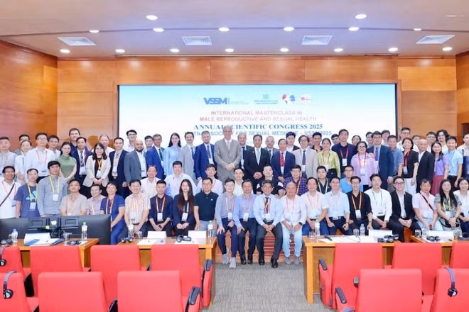 Chuyên gia, nhà khoa học trong nước và quốc tế dự Hội nghị khoa học tại Bệnh viện đại học Y dược Thành phố.
