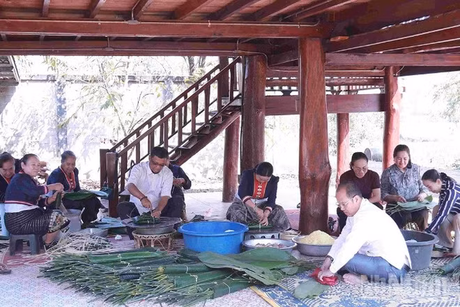 Gia đình Thượng tướng Souvon Leuangbounmi quây quần gói bánh chưng ngày Tết. (Ảnh: Duy Toàn)