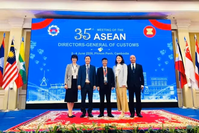 Ông Lưu Mạnh Tưởng - Phó Cục trưởng Cục Hải quan (giữa) dẫn đoàn Hải quan Việt Nam tham dự hội nghị Tổng cục trưởng Hải quan ASEAN lần thứ 35. 