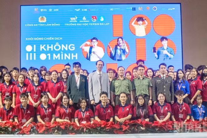 Công an tỉnh Lâm Đồng và Trường Đại học Yersin Đà Lạt tổ chức chương trình “không một mình-cùng nhau an toàn trực tuyến”.