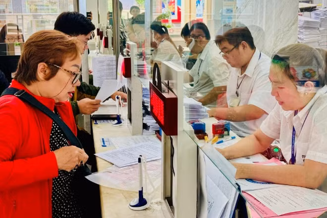 Cán bộ phường Sài Gòn giải quyết thủ tục hành chính cho người dân.