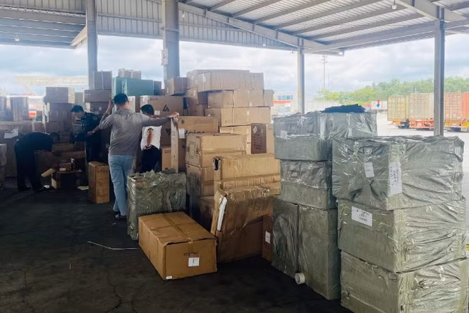 Lực lượng hải quan đang kiểm tra hàng hóa nghi xâm phạm quyền sở hữu trí tuệ, hàng giả mạo nhãn hiệu. 
