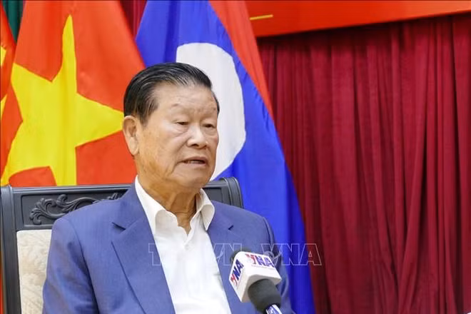Ông Somsavath Lengsavad, nguyên Ủy viên Bộ Chính trị, nguyên Phó Thủ tướng Chính phủ Lào chia sẻ với phóng viên TTXVN tại Lào. (Ảnh: Xuân Tú/TTXVN)