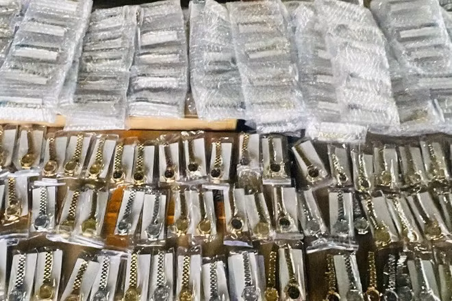 Lực lượng Hải quan vừa phát hiện và thu giữ 450 chiếc đồng hồ đeo tay có nghi vấn xâm phạm quyền sở hữu trí tuệ đối với nhãn hiệu Rolex. (Ảnh: CHQ)