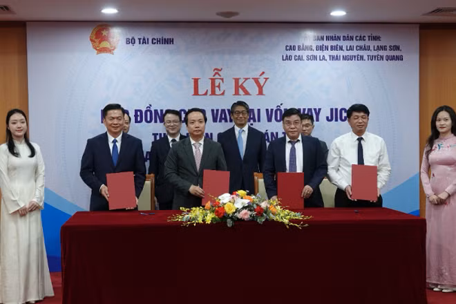 Lãnh đạo các tỉnh ký giao ước thi đua thực hiện dự án, cam kết giải ngân 100% vốn nước ngoài theo kế hoạch. 