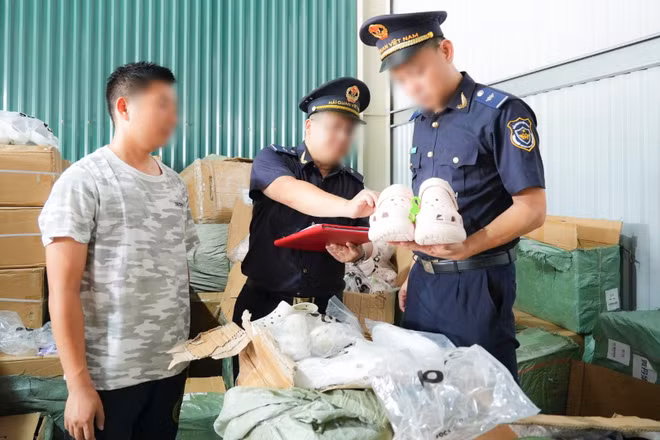 Lực lượng hải quan kiểm tra hàng hóa trong lô hàng quá cảnh có dấu hiệu nghi ngờ xâm phạm quyền sở hữu trí tuệ. (Ảnh: Cục Hải quan)