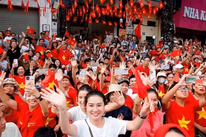 Người dân hân hoan chào đón lễ diễu binh, diễu hành. (ảnh: Nhật Nam).