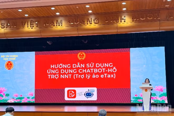Tại hội nghị, một nội dung được tập huấn trao đổi, làm rõ đó là hướng dẫn sử dụng công cụ trợ lý ảo (Chatbot) tích hợp trên eTax Mobile. (Ảnh: MINH PHƯƠNG)