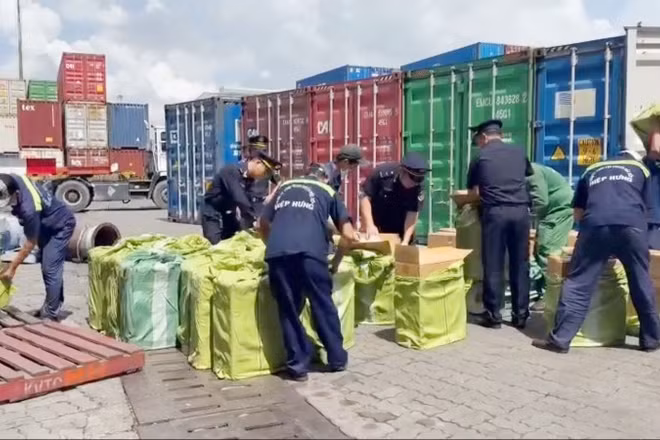 Lực lượng hải quan khám xét lô hàng nhập khẩu từ Canada về Việt Nam chứa thuốc lá nhập lậu. (Ảnh: CHQ) 