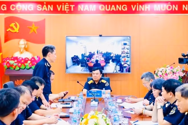 Lãnh đạo Cục Hải quan làm việc với Chi cục Hải quan khu vực III về tình hình triển khai mô hình thông quan tập trung. 