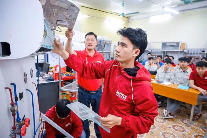 Để tạo nên đội ngũ lao động chất lượng cao, cần đổi mới căn bản công tác đào tạo nghề. (Trong ảnh: Lớp học nghề Kỹ thuật máy lạnh và điều hòa của Trường cao đẳng nghề Bắc khoa Hà Nội). Ảnh: Thành Đạt
